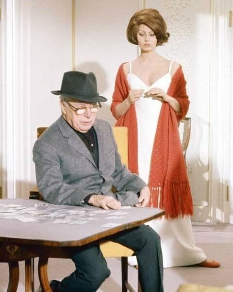 Charles Chaplin Hong Kong'dan Kontes'i sette yönetiyor Sophia Loren 8x10 fotoğraf