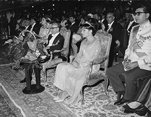 Seyirciler arasında Muhammed Rıza Şah Pehlevi ve Farah Pehlevi'nin vintage fotoğrafı.