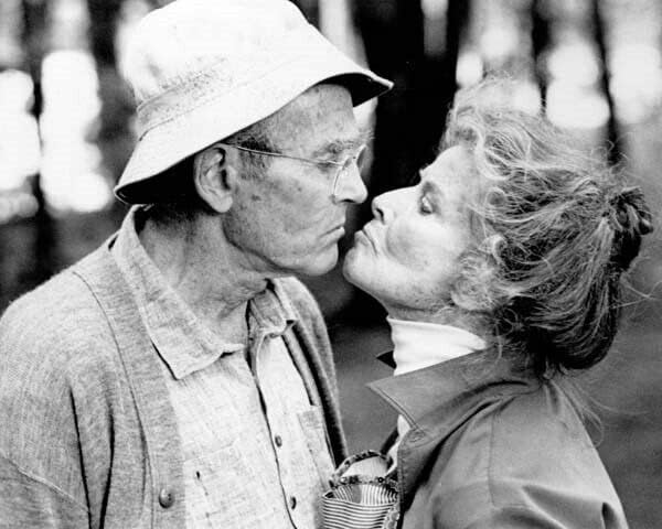 Altın Gölette Henry Fonda ve Katharine Hepburn öpücük için büzüşüyor 8x10 fotoğraf